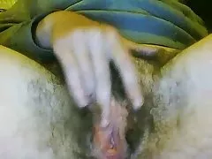 Dlakava pička djevojka masturbira 2