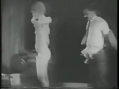 Napaljeni komad prsta joj maca u crno-bijelom porno