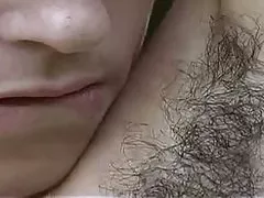 Seksi vrlo dlakavi djevojka s mliječno grudi