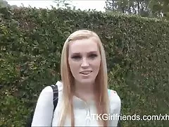 Pov spoj s Amandom bryant ostavlja joj dlakav mačak fetiš