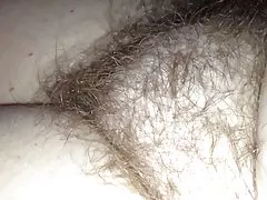 Provjeriti joj dlakav maca i ona je napola budan