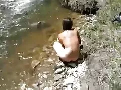 Morgan se kupa u rijeci