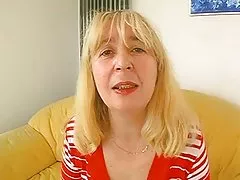 Bucmast dlakav zrele pizde na kauču