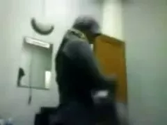 Indonezijski-hidžab djevojke oplakivanje
