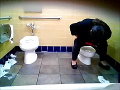 Krupne ljepotice žene lebdeći nad dijete WC