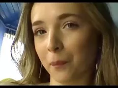 Sramežljiva dlakavi djevojka uzimajući jeben