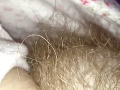 Spusti joj pidžamu otkrivajući joj meka maca nasip