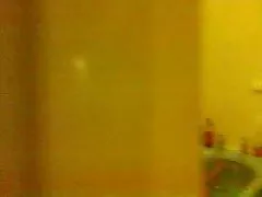 Nesvjestan zrela žena u kadi